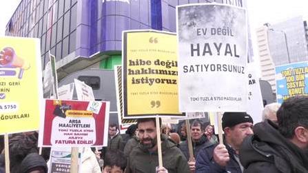 TOKİ MAĞDURLARI, AKP TUZLA İLÇE BAŞKANLIĞI ÖNÜNDE EYLEM YAPTI: "DEPREMZEDE DEĞİLİZ AMA TOKİ'ZEDEYİZ"