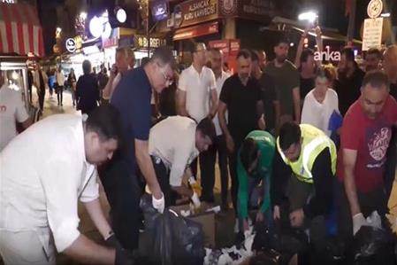 Kordon'da çöp toplayan İzmir Büyükşehir Belediye Başkanı Cemil Tugay: “İzmir’i çöpe teslim etmeyeceğiz”