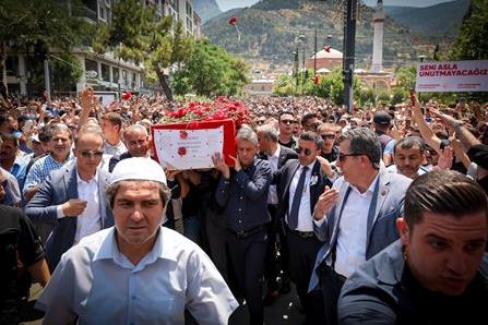 "Allah mekanını gül bahçeleri yapsın"