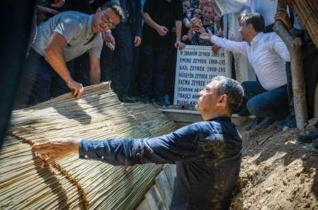 "Canımız Ferdimizi son yolculuğunda yalnız bırakmayan herkese sonsuz teşekkürlerimi sunuyorum"