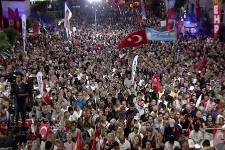 CHP'nin Beyoğlu mitingi... Özgür Özel: Tayyip Erdoğan, İBB Başkanıyken bugünkü parayla 500 bin TL, 24 asgari ücret ayrıca huzur hakkı aldı