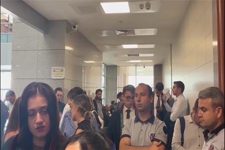 Saraçhane tutuklusu 13 genç hakkında tahliye kararı verildi anca “Cumhurbaşkanına hakaret” suçlamasıyla tutuklu bulunan 7 genç cezaevinden çıkamayacak