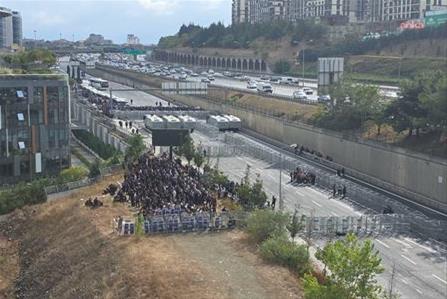 CHP üyesinden İstanbul İl Başkanlığına girişini engelleyen polisler hakkında suç duyurusu